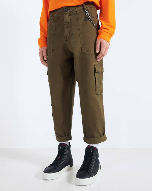 Cargo trousers with chain